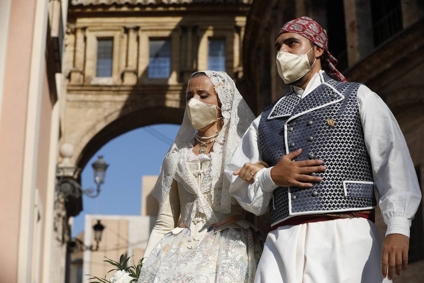 Los falleros se reencuentran con la Virgen este viernes 3 de septiembre, en las que pasarán a la historia como las Fallas más atípicas por las restricciones de la pandemia. Las comisiones vuelven a recorrer las calles de Valencia tras la cancelación de las fiestas el pasado 2020.