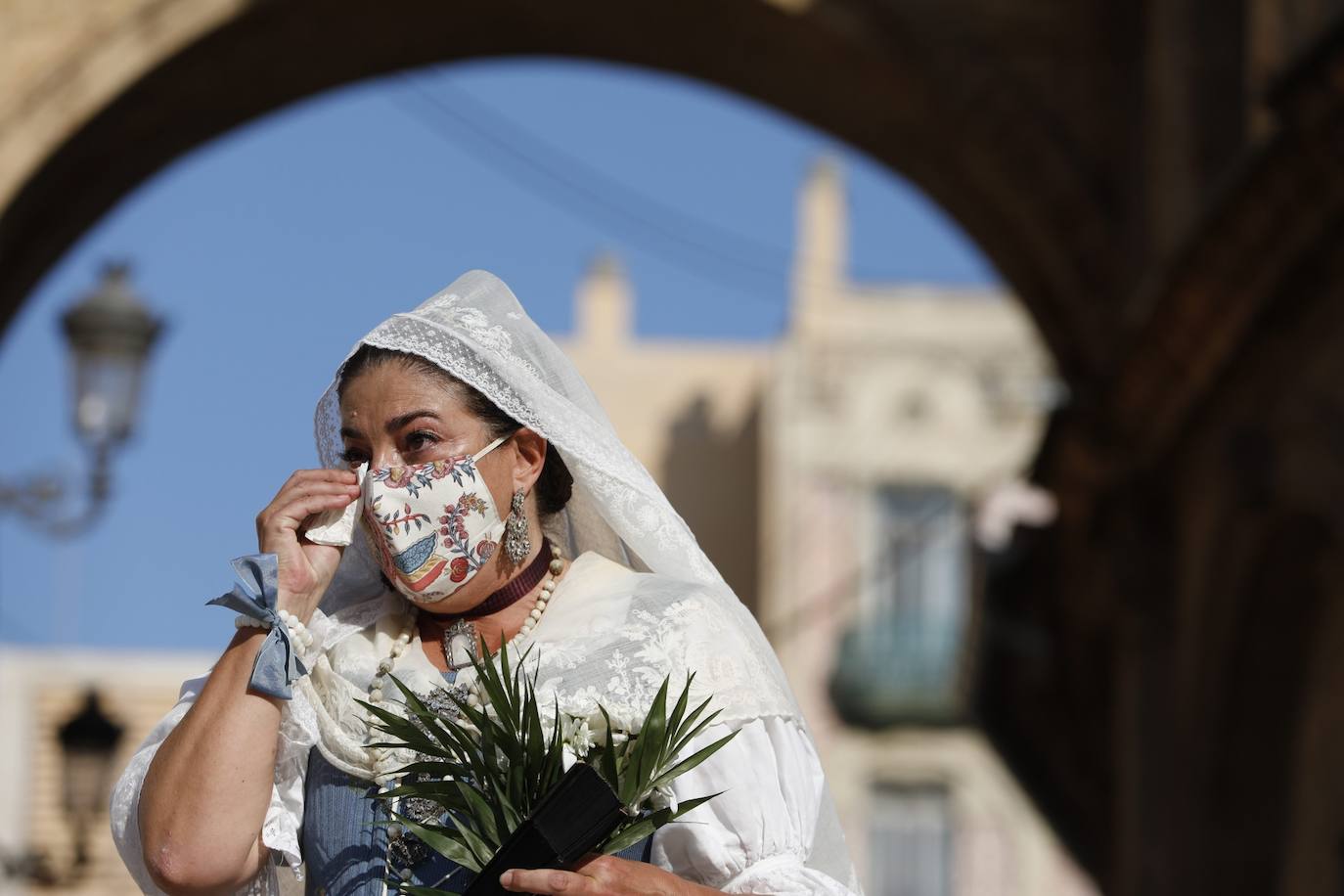 Los falleros se reencuentran con la Virgen este viernes 3 de septiembre, en las que pasarán a la historia como las Fallas más atípicas por las restricciones de la pandemia. Las comisiones vuelven a recorrer las calles de Valencia tras la cancelación de las fiestas el pasado 2020.