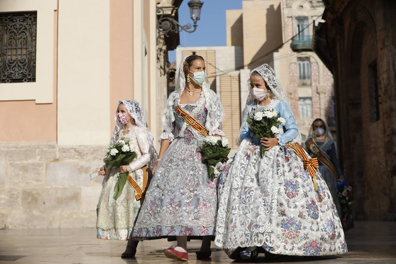 Los falleros se reencuentran con la Virgen este viernes 3 de septiembre, en las que pasarán a la historia como las Fallas más atípicas por las restricciones de la pandemia. Las comisiones vuelven a recorrer las calles de Valencia tras la cancelación de las fiestas el pasado 2020.