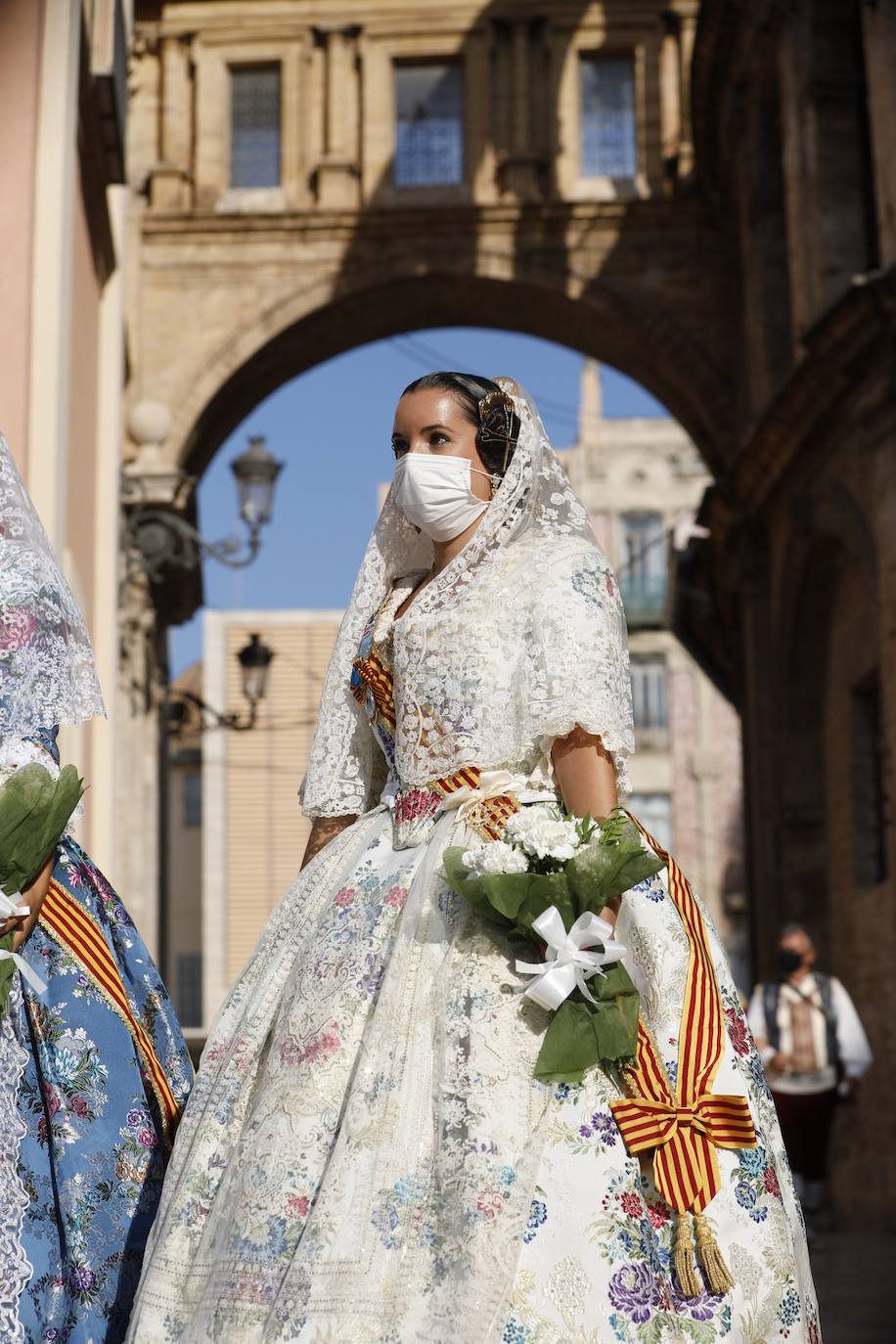 Los falleros se reencuentran con la Virgen este viernes 3 de septiembre, en las que pasarán a la historia como las Fallas más atípicas por las restricciones de la pandemia. Las comisiones vuelven a recorrer las calles de Valencia tras la cancelación de las fiestas el pasado 2020.