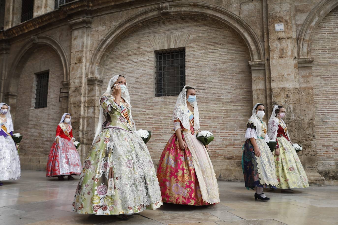 Los falleros se reencuentran con la Virgen este viernes 3 de septiembre, en las que pasarán a la historia como las Fallas más atípicas por las restricciones de la pandemia. Las comisiones vuelven a recorrer las calles de Valencia tras la cancelación de las fiestas el pasado 2020.