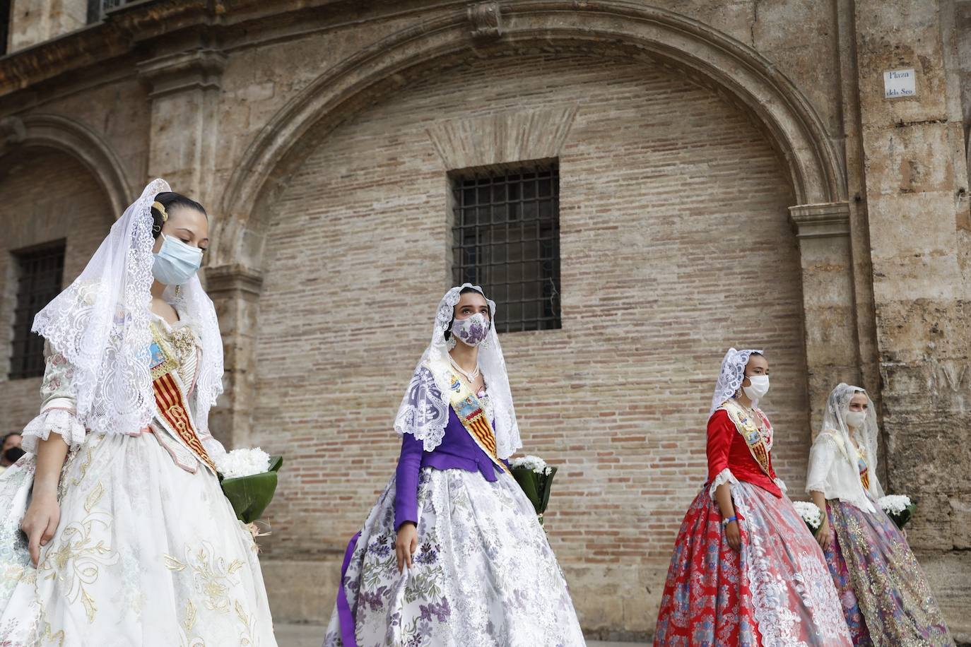 Los falleros se reencuentran con la Virgen este viernes 3 de septiembre, en las que pasarán a la historia como las Fallas más atípicas por las restricciones de la pandemia. Las comisiones vuelven a recorrer las calles de Valencia tras la cancelación de las fiestas el pasado 2020.