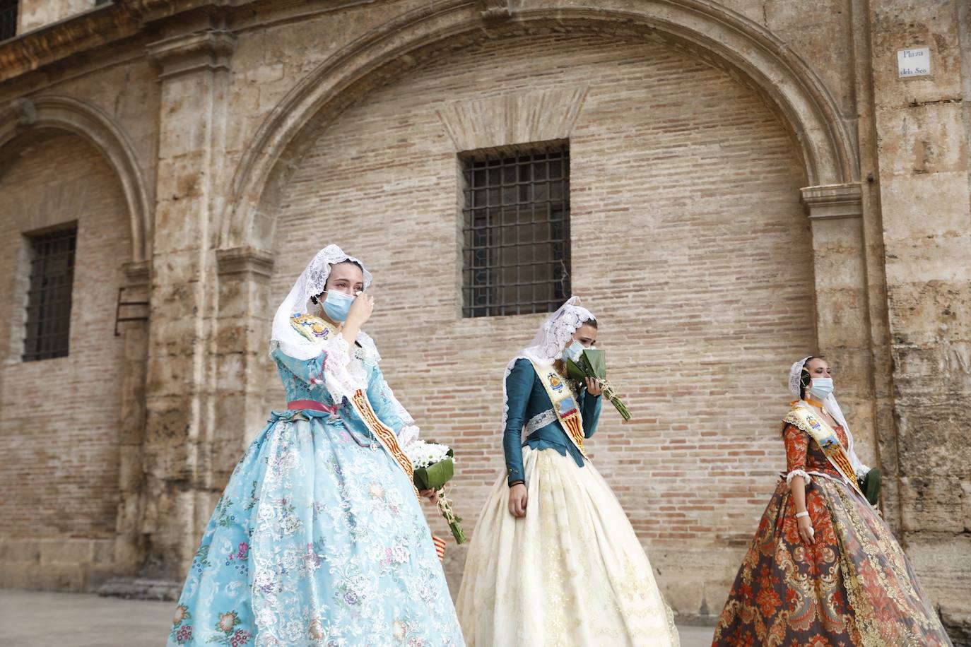 Los falleros se reencuentran con la Virgen este viernes 3 de septiembre, en las que pasarán a la historia como las Fallas más atípicas por las restricciones de la pandemia. Las comisiones vuelven a recorrer las calles de Valencia tras la cancelación de las fiestas el pasado 2020.