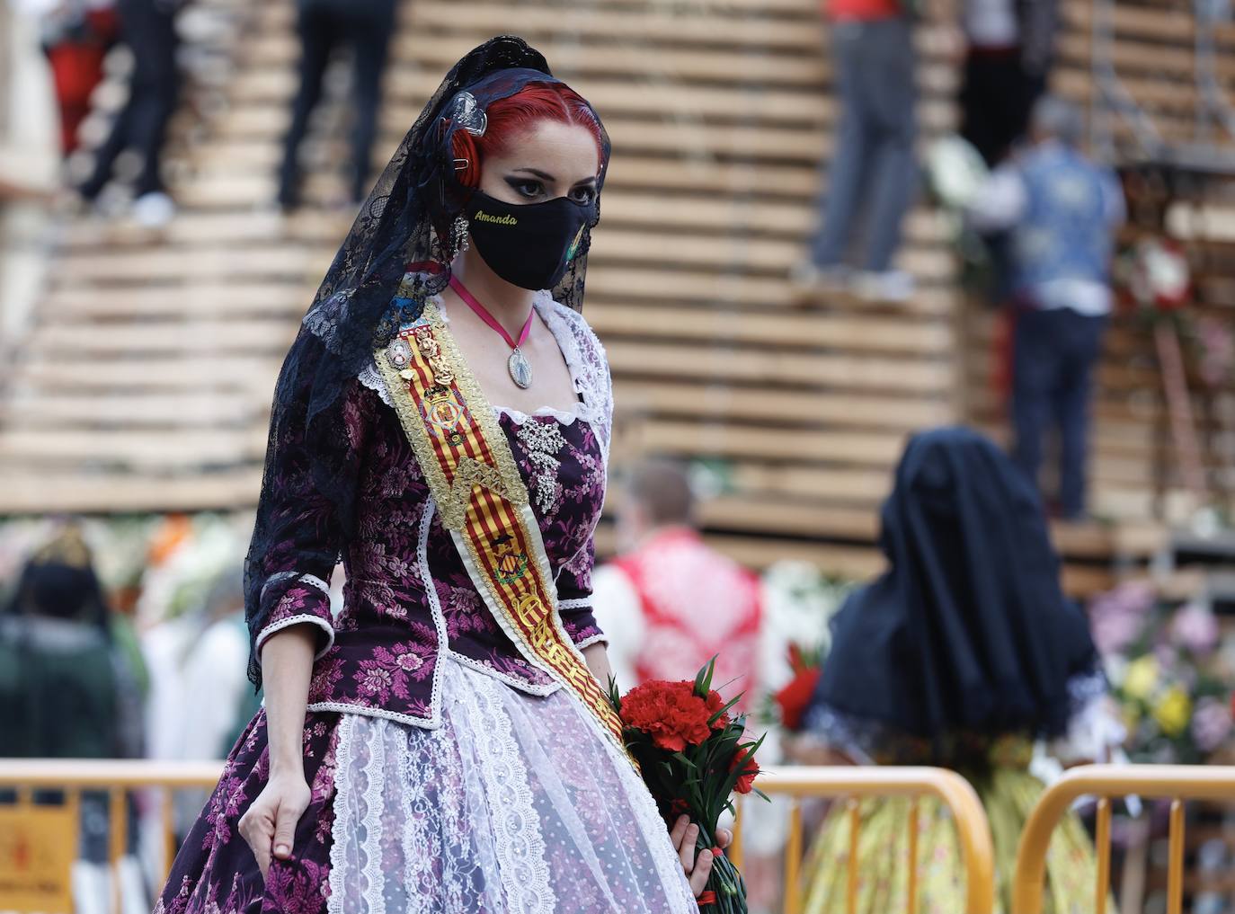 Las falleras llegan a la playa de la Virgen en la mañana del segundo día de la Ofrenda.