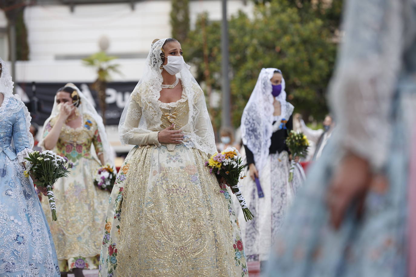 Las falleras llegan a la playa de la Virgen en la mañana del segundo día de la Ofrenda.