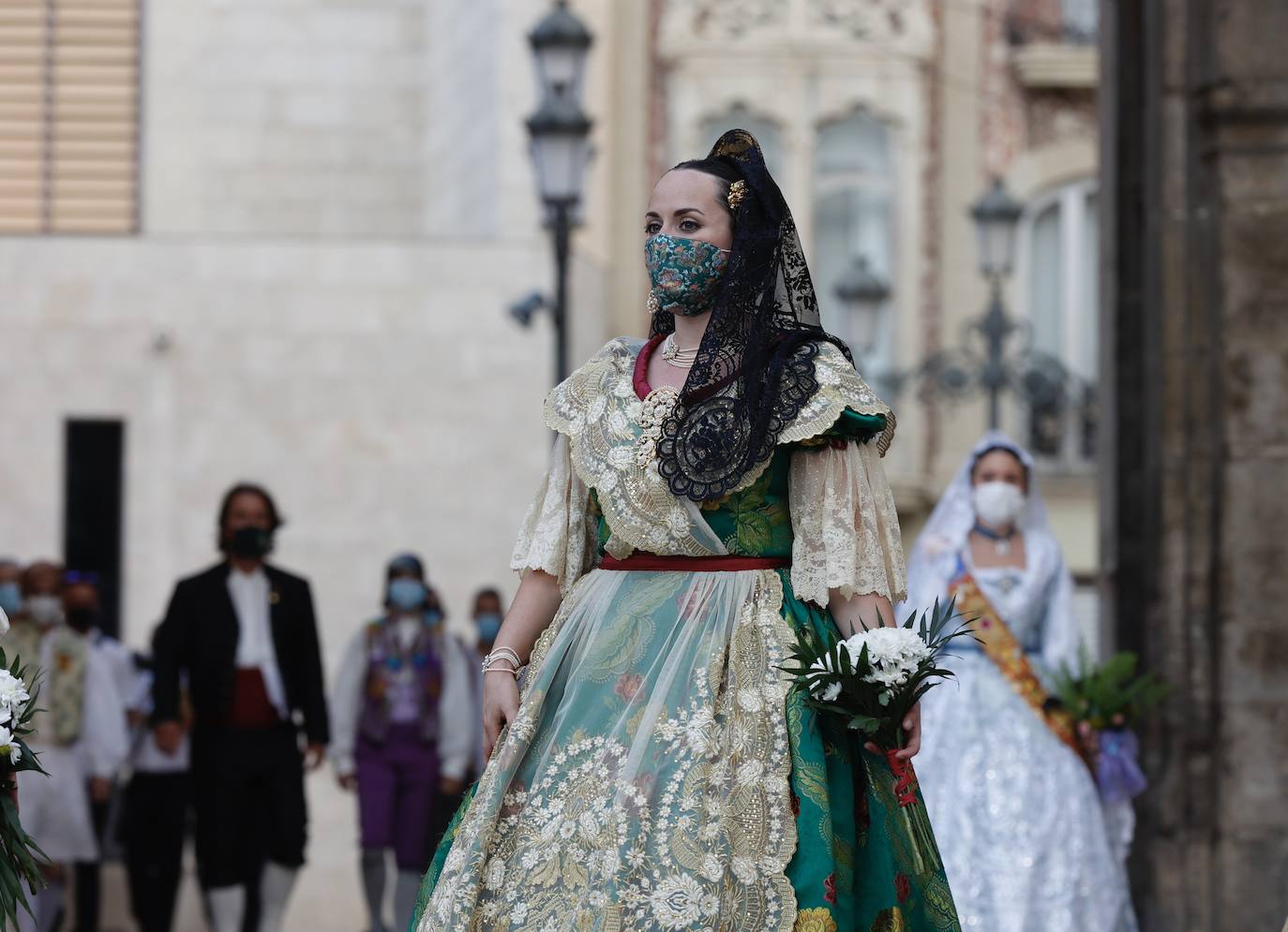 Las falleras llegan a la playa de la Virgen en la mañana del segundo día de la Ofrenda.