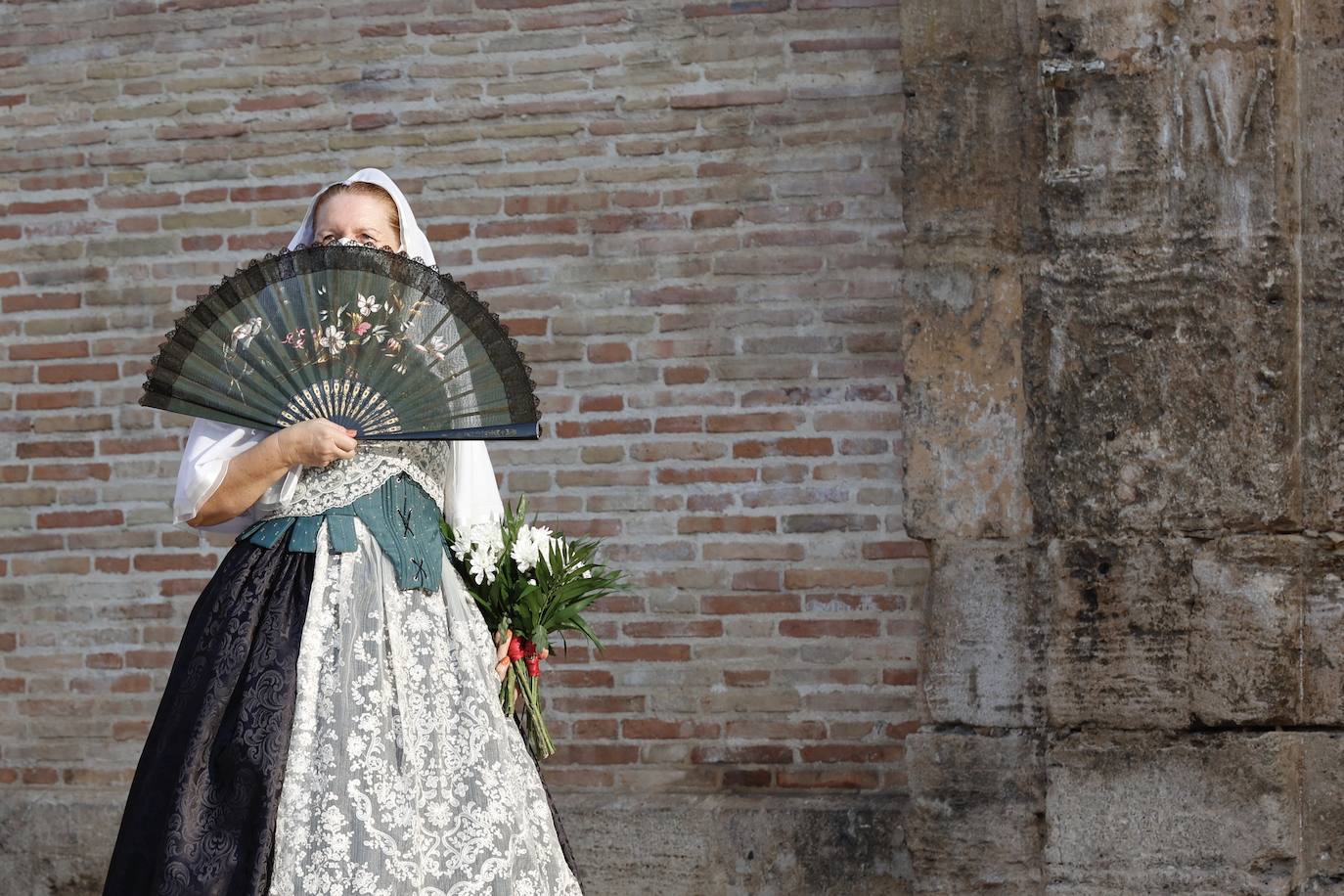 Las falleras llegan a la playa de la Virgen en la mañana del segundo día de la Ofrenda.