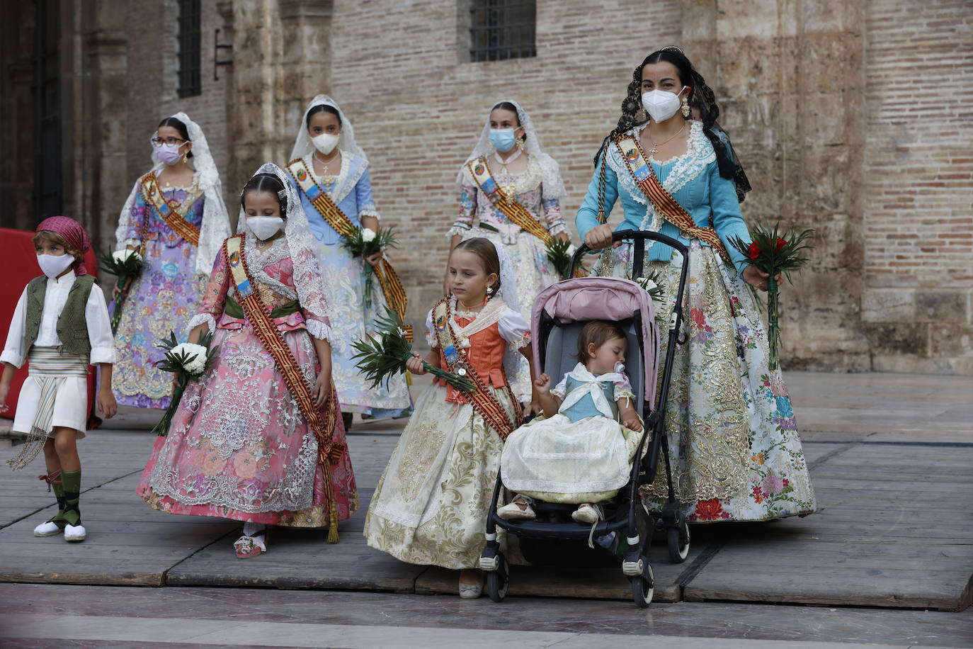 Las falleras llegan a la playa de la Virgen en la mañana del segundo día de la Ofrenda.