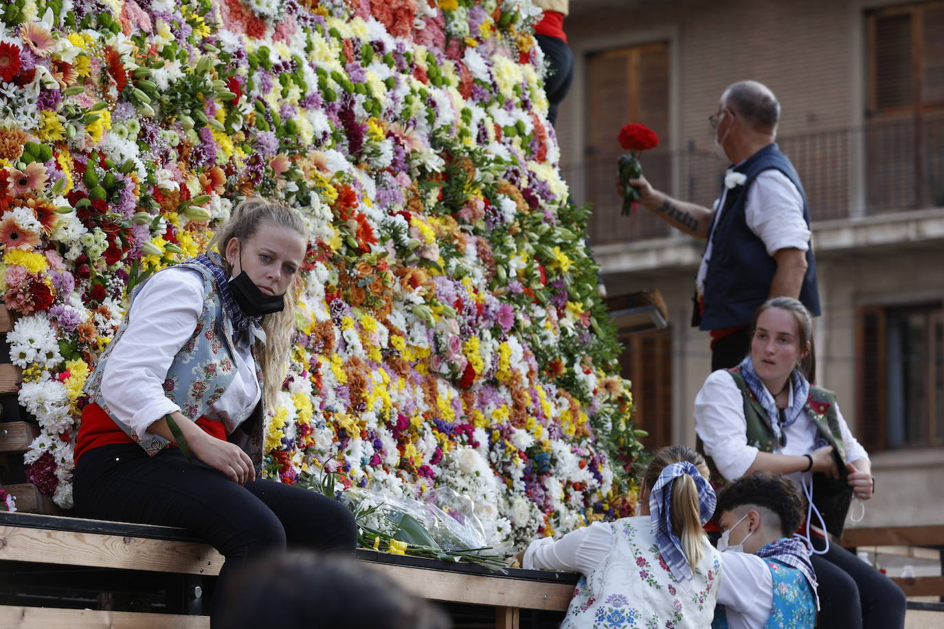 Las falleras llegan a la playa de la Virgen en la mañana del segundo día de la Ofrenda.