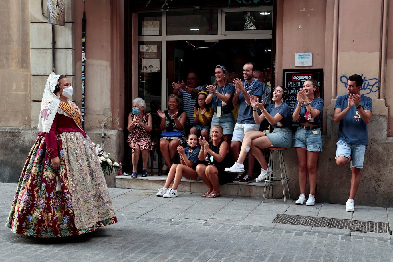 Las falleras llegan a la playa de la Virgen en la mañana del segundo día de la Ofrenda.