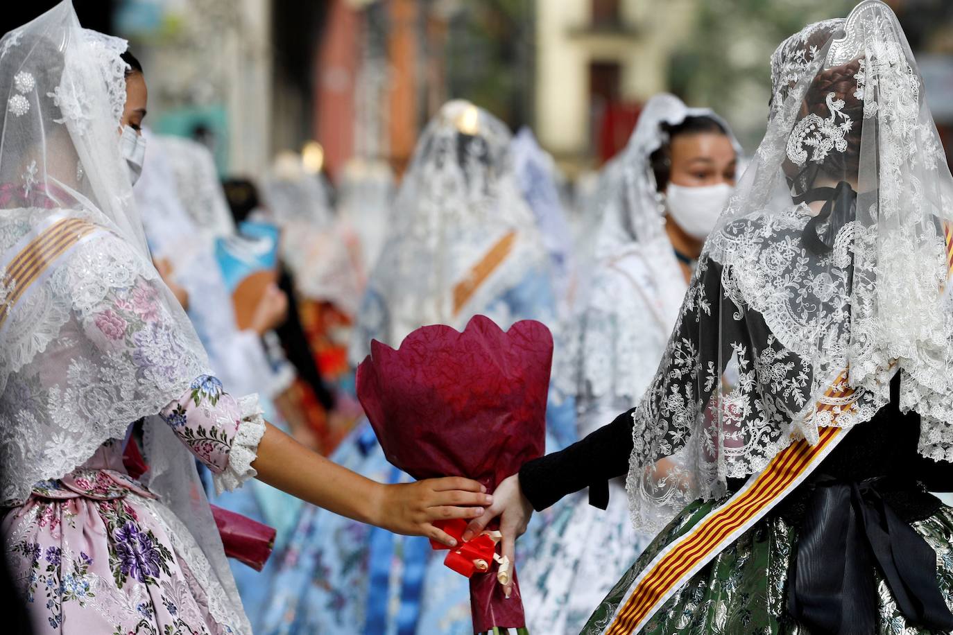 Fotos: Segundo día de Ofrenda de las Fallas 2021