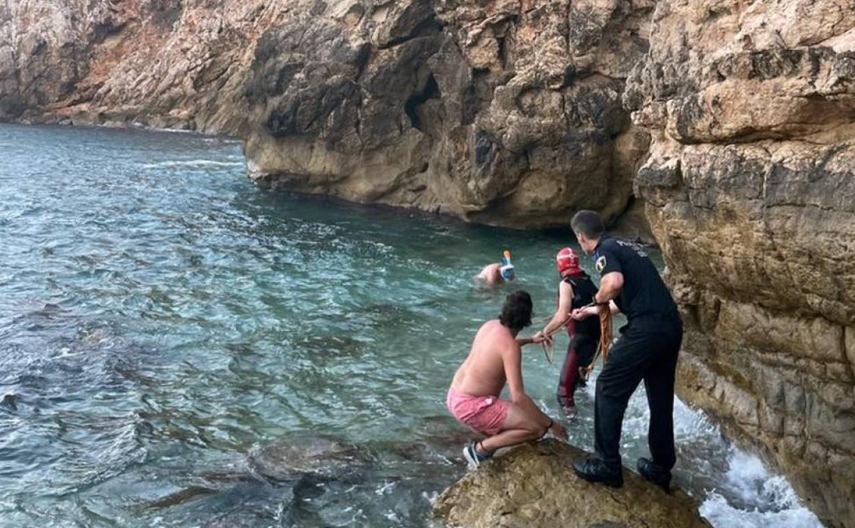 Policía Local de Dénia y Cruz Roja rescatando a los bañistas. 