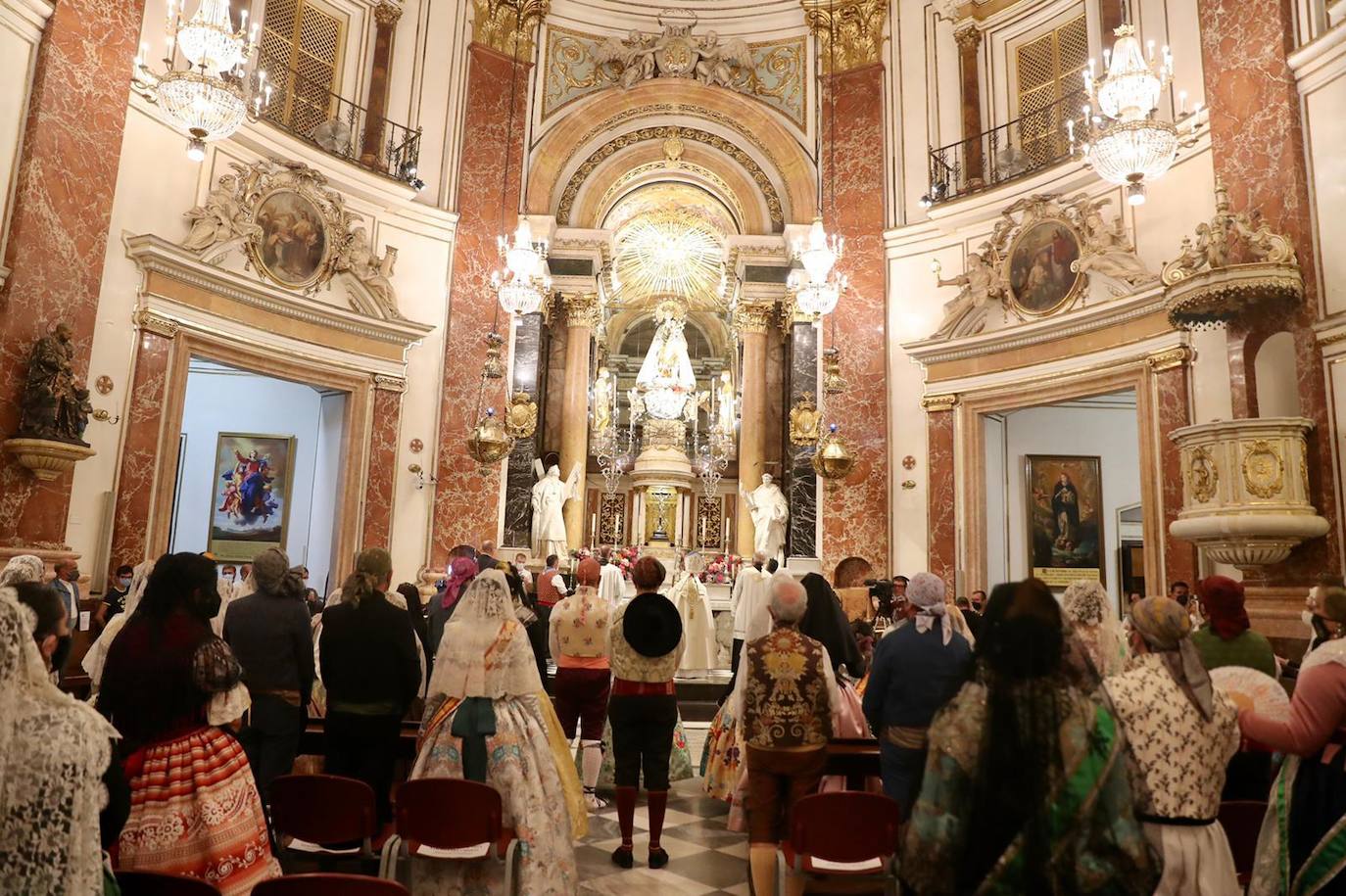 Los falleros se reencuentran con la Virgen este viernes 3 de septiembre, en las que pasarán a la historia como las Fallas más atípicas por las restricciones de la pandemia. Las comisiones vuelven a recorrer las calles de Valencia tras la cancelación de las fiestas el pasado 2020.