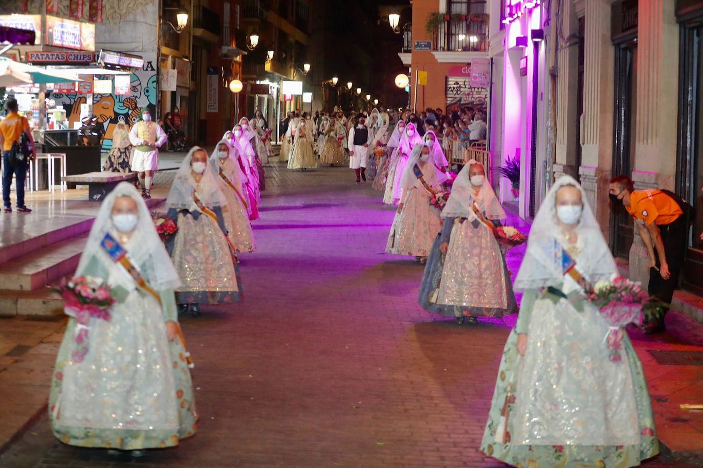 Los falleros se reencuentran con la Virgen este viernes 3 de septiembre, en las que pasarán a la historia como las Fallas más atípicas por las restricciones de la pandemia. Las comisiones vuelven a recorrer las calles de Valencia tras la cancelación de las fiestas el pasado 2020.