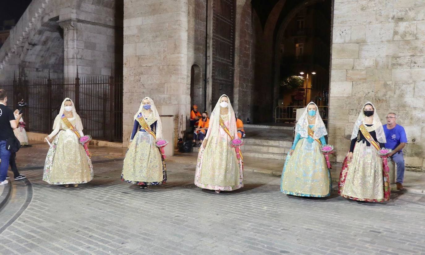 Los falleros se reencuentran con la Virgen este viernes 3 de septiembre, en las que pasarán a la historia como las Fallas más atípicas por las restricciones de la pandemia. Las comisiones vuelven a recorrer las calles de Valencia tras la cancelación de las fiestas el pasado 2020.