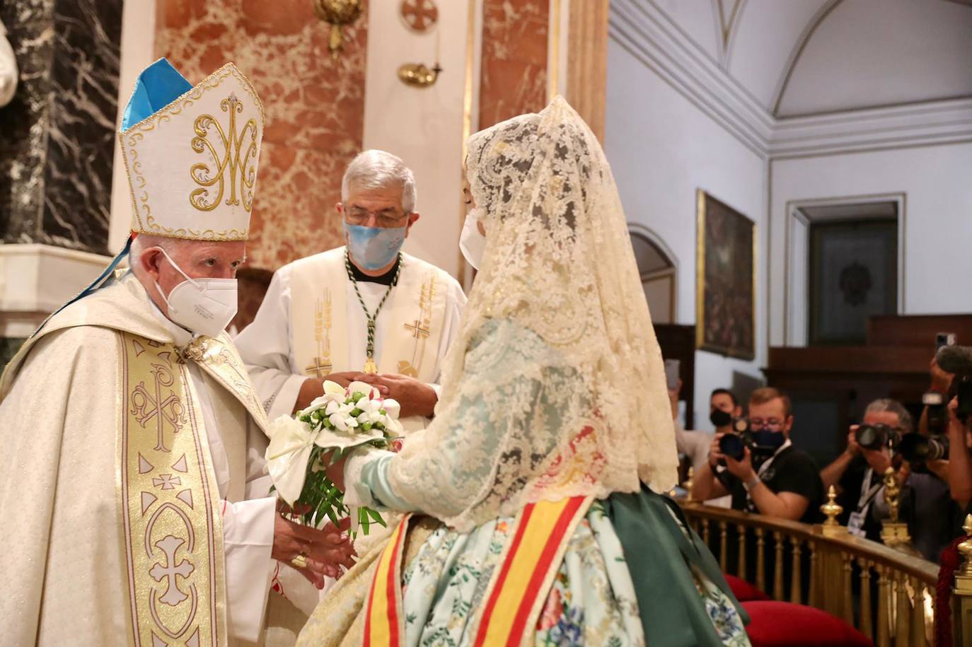 Los falleros se reencuentran con la Virgen este viernes 3 de septiembre, en las que pasarán a la historia como las Fallas más atípicas por las restricciones de la pandemia. Las comisiones vuelven a recorrer las calles de Valencia tras la cancelación de las fiestas el pasado 2020.