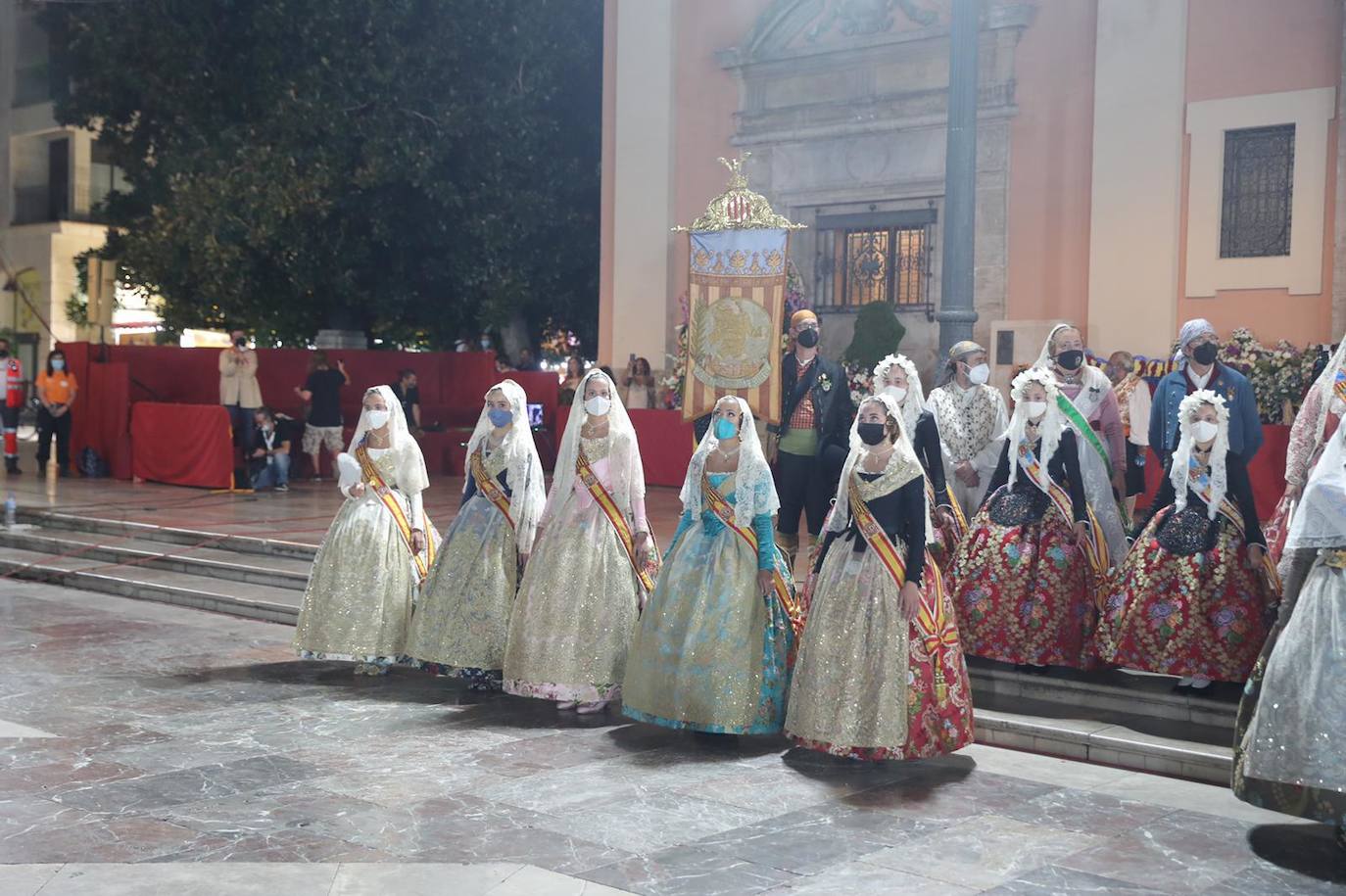 Los falleros se reencuentran con la Virgen este viernes 3 de septiembre, en las que pasarán a la historia como las Fallas más atípicas por las restricciones de la pandemia. Las comisiones vuelven a recorrer las calles de Valencia tras la cancelación de las fiestas el pasado 2020.