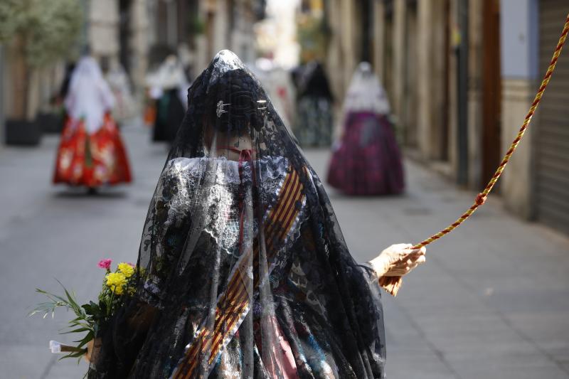 Los falleros llegan a la playa de la Virgen en la mañana del segundo día de la Ofrenda.