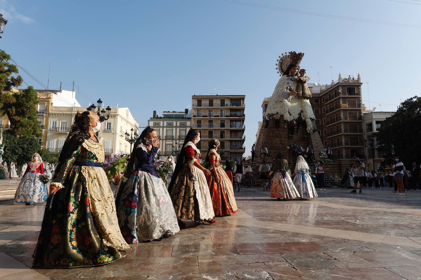 Los falleros llegan a la playa de la Virgen en la mañana del segundo día de la Ofrenda.