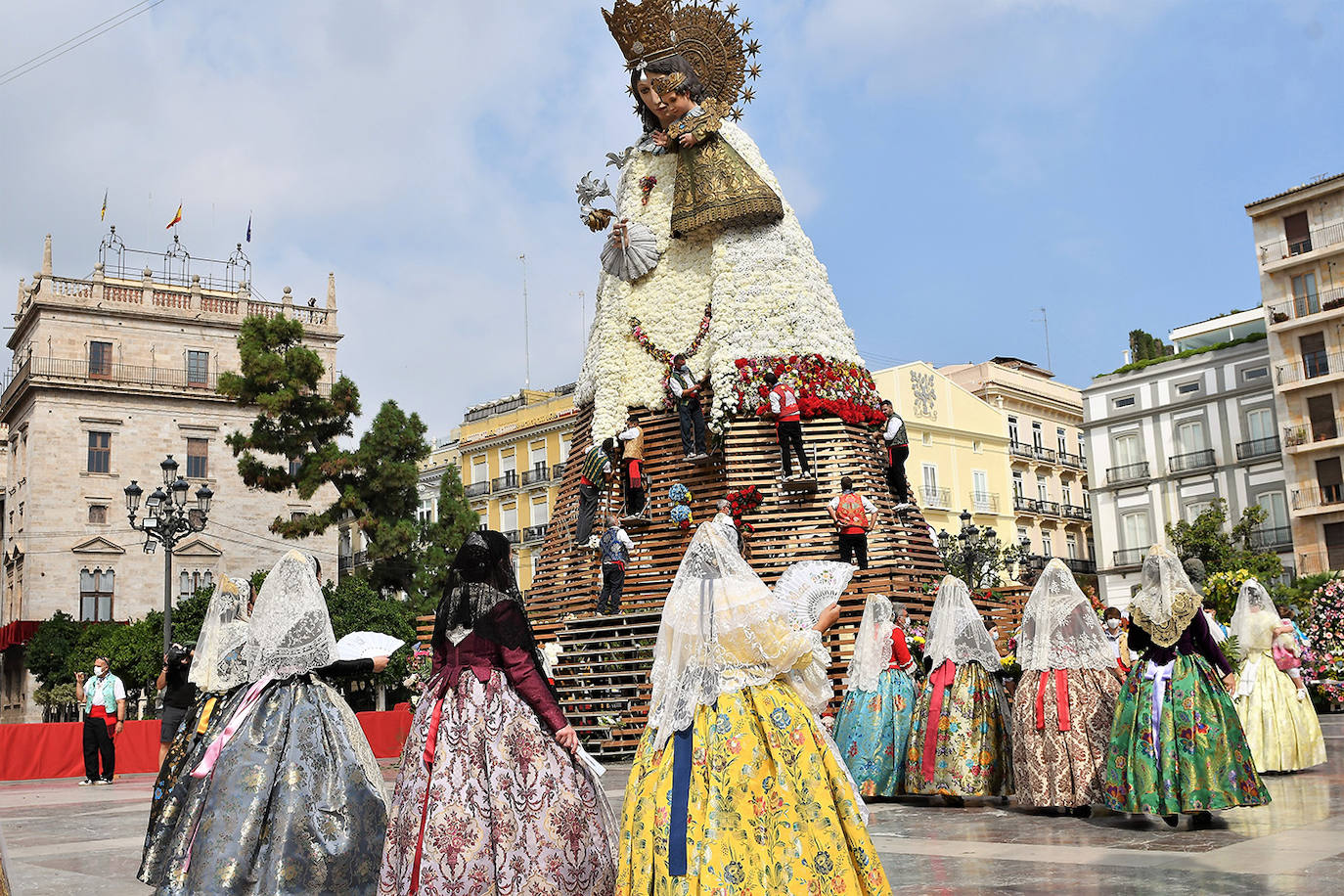 Los falleros llegan a la playa de la Virgen en la mañana del segundo día de la Ofrenda.