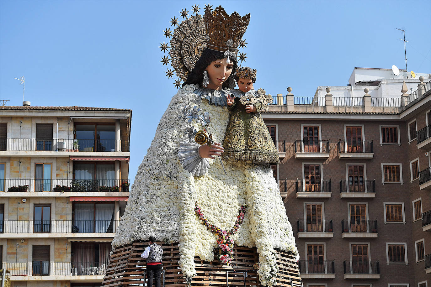 Los falleros llegan a la playa de la Virgen en la mañana del segundo día de la Ofrenda.