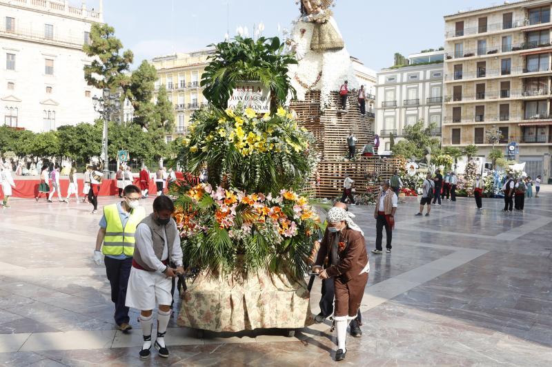 Los falleros llegan a la playa de la Virgen en la mañana del segundo día de la Ofrenda.