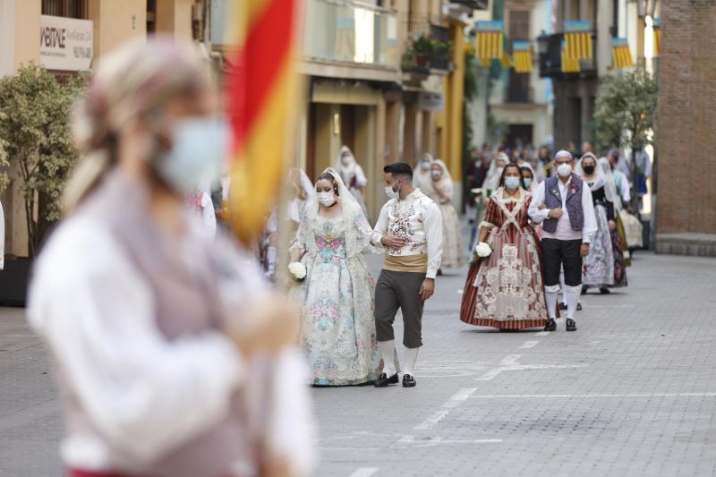 Los falleros llegan a la playa de la Virgen en la mañana del segundo día de la Ofrenda.