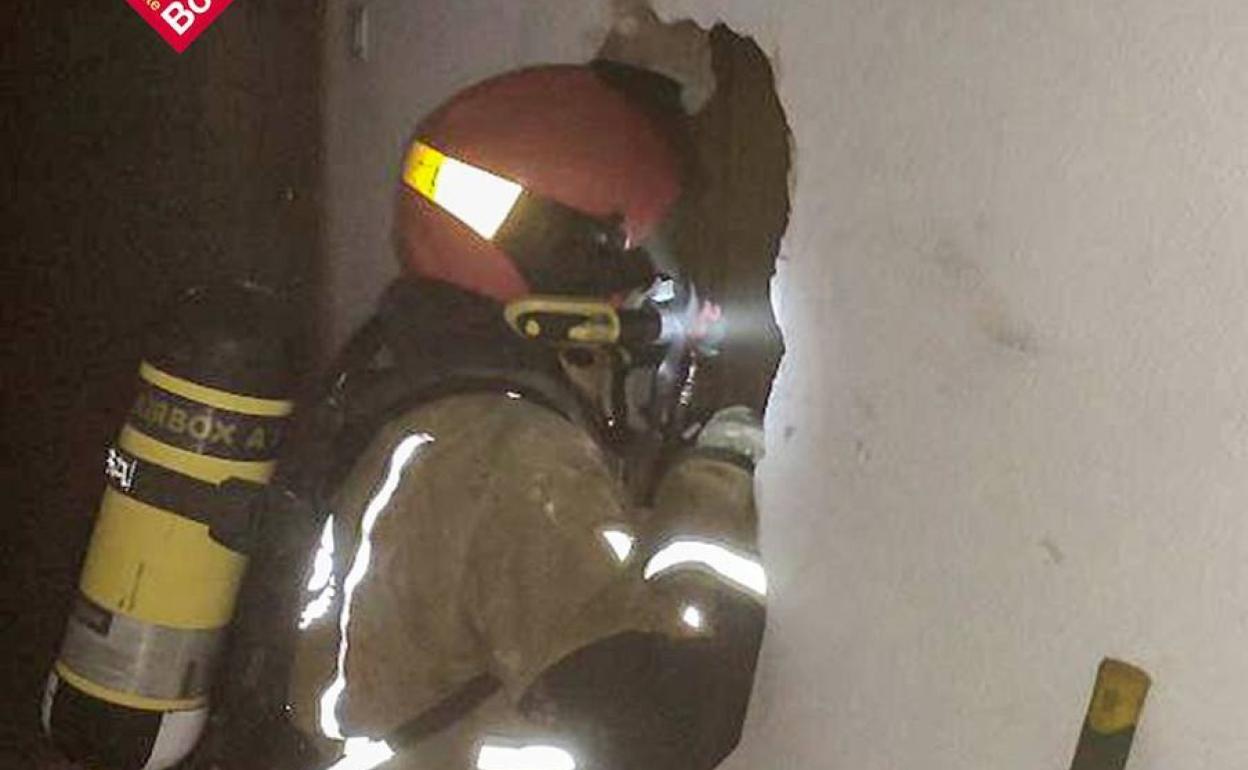 Los bomberos accedieron a la vivienda a través de un butrón en la pared.