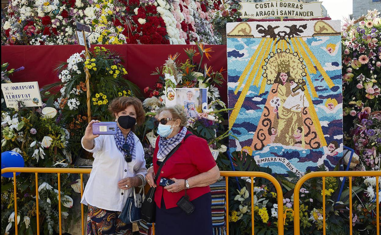 Fallas 2021: visitar el Manto de la Virgen | Los visistantes arropan a la Virgen en una plaza con aforo limitado