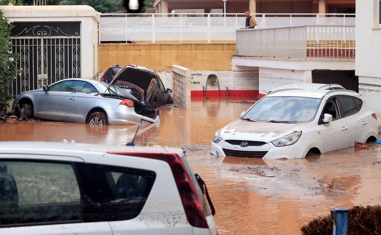 Coches inundados tras la tromba de Benicàssim. 