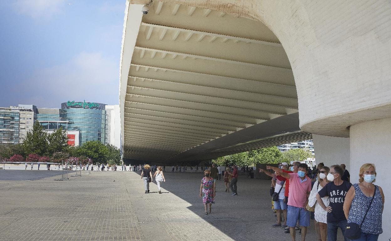 Colas para vacunarse en la Ciudad de las Artes. 