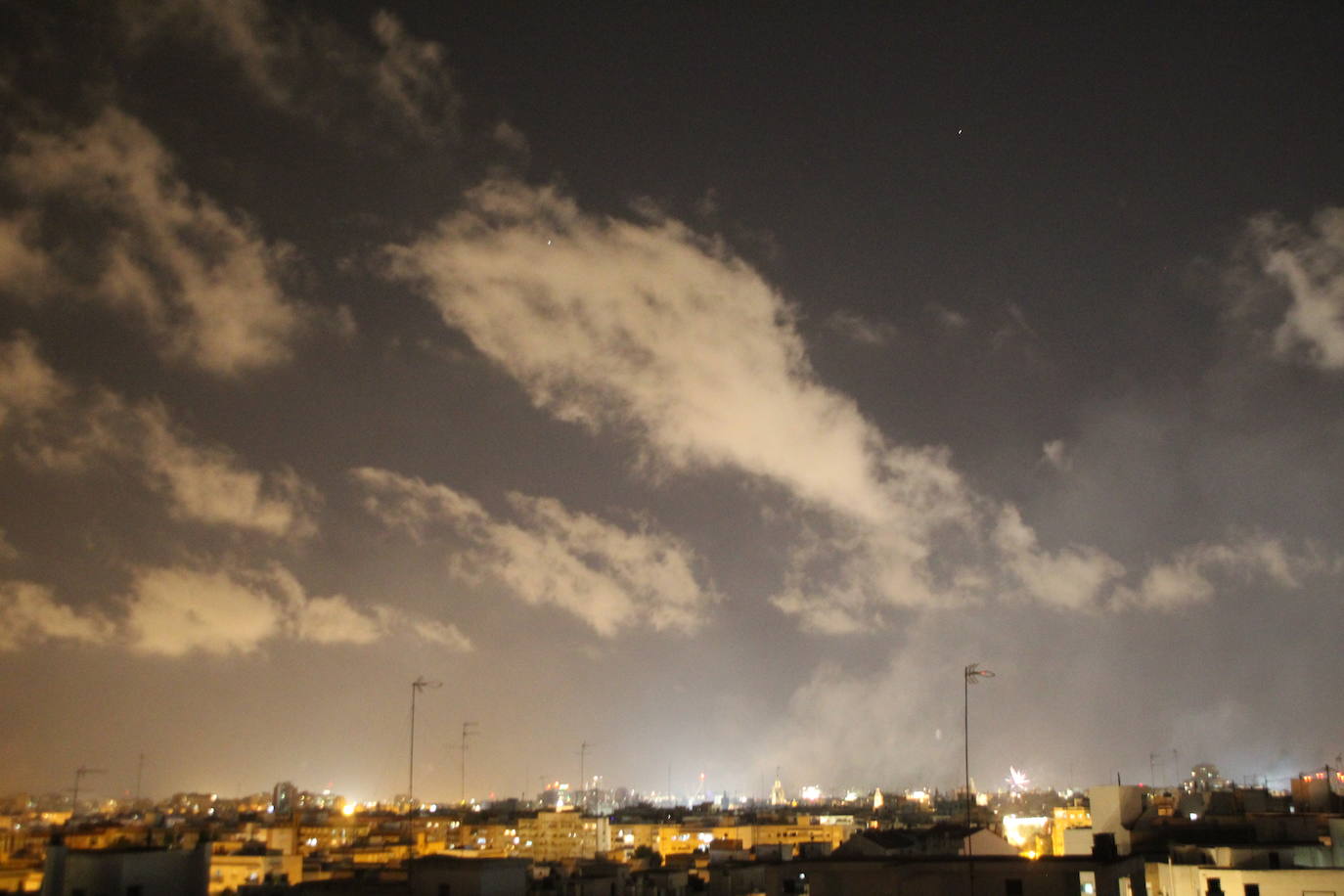 Fotos: El cielo de Valencia se llena de castillos y de columnas de humo negro