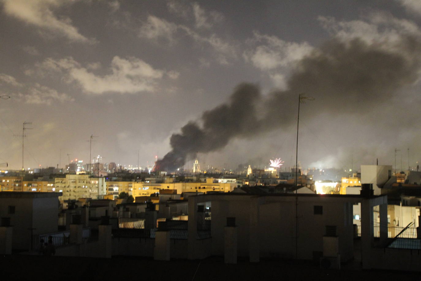 Fotos: El cielo de Valencia se llena de castillos y de columnas de humo negro