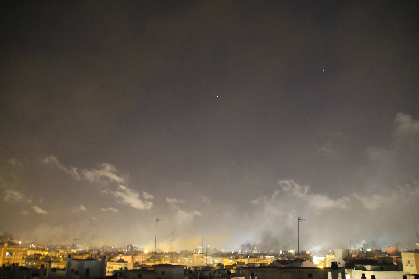 Fotos: El cielo de Valencia se llena de castillos y de columnas de humo negro