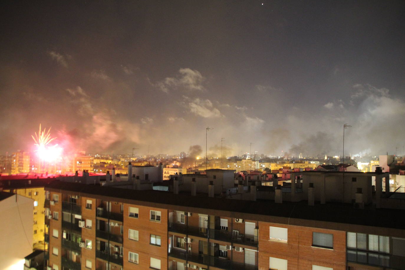 Fotos: El cielo de Valencia se llena de castillos y de columnas de humo negro