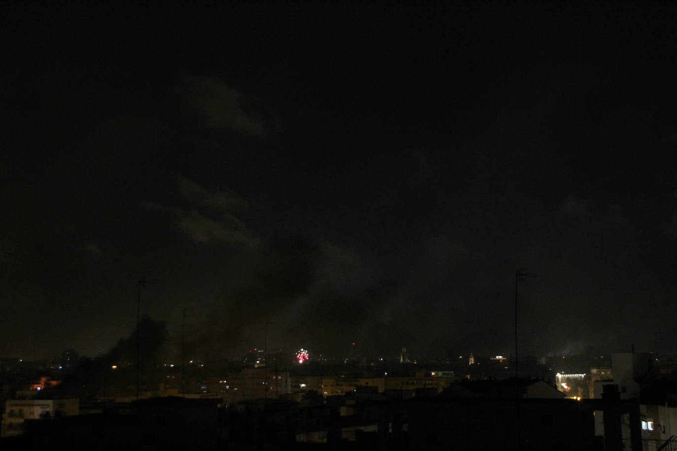 Fotos: El cielo de Valencia se llena de castillos y de columnas de humo negro