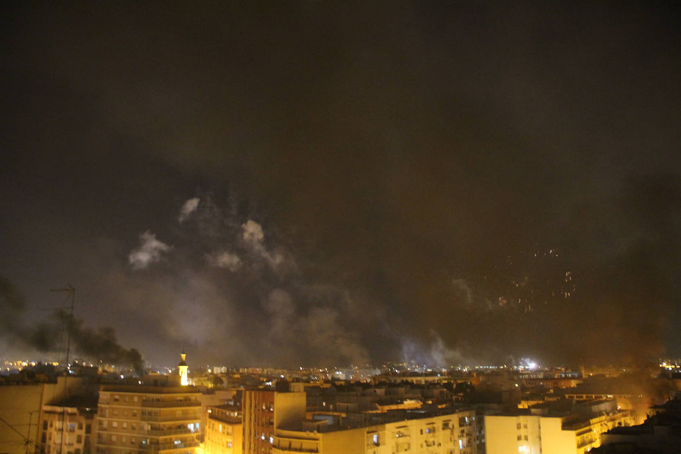 Fotos: El cielo de Valencia se llena de castillos y de columnas de humo negro