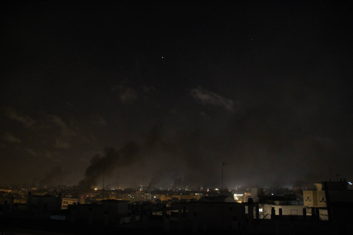 Fotos: El cielo de Valencia se llena de castillos y de columnas de humo negro