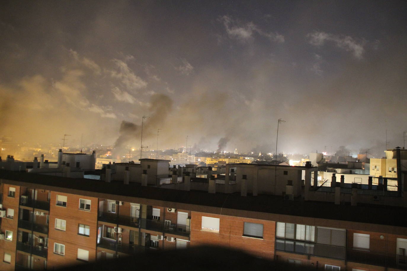 Fotos: El cielo de Valencia se llena de castillos y de columnas de humo negro