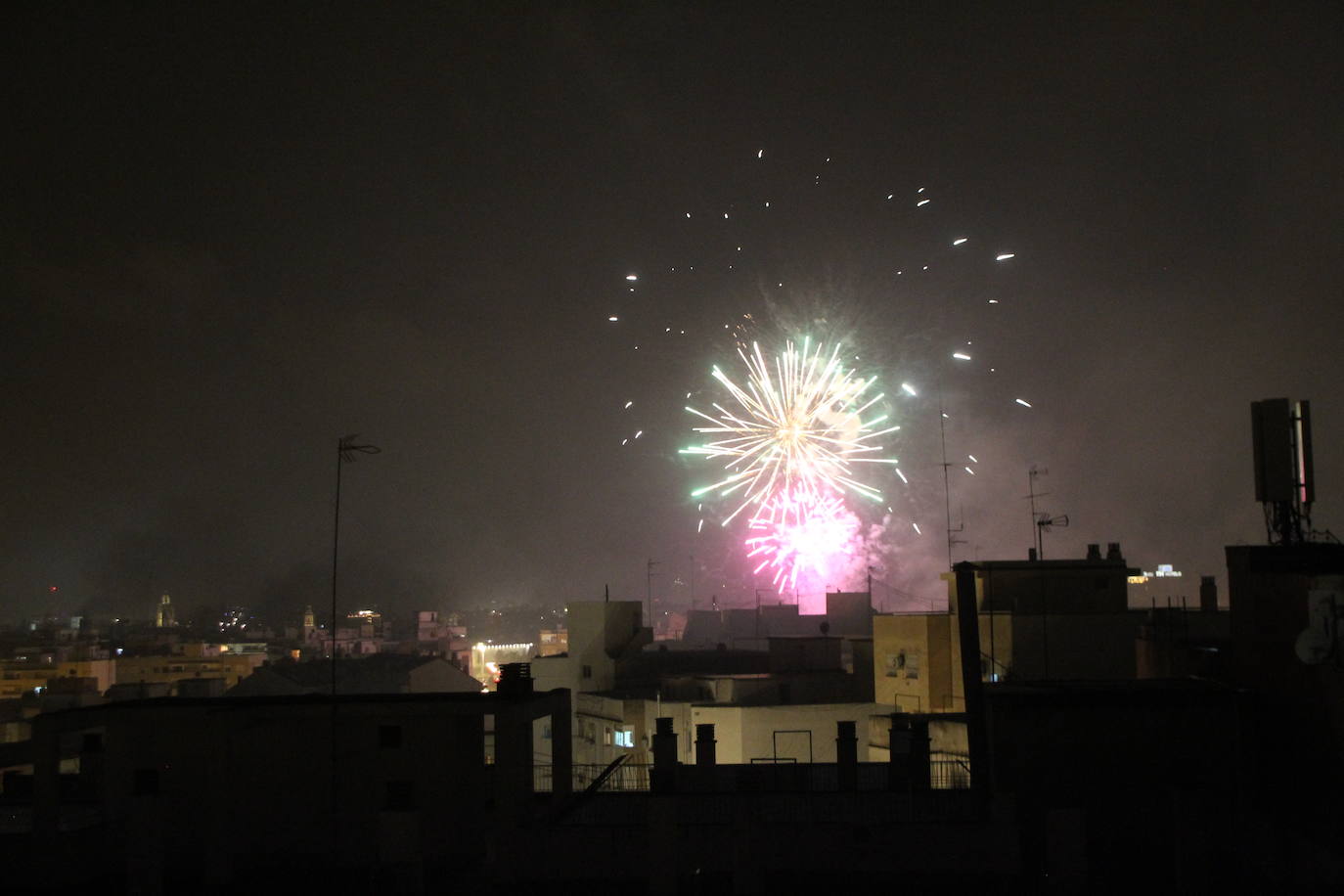 Fotos: El cielo de Valencia se llena de castillos y de columnas de humo negro