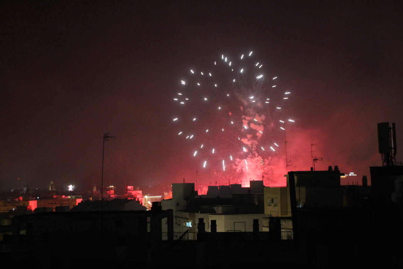 Fotos: El cielo de Valencia se llena de castillos y de columnas de humo negro