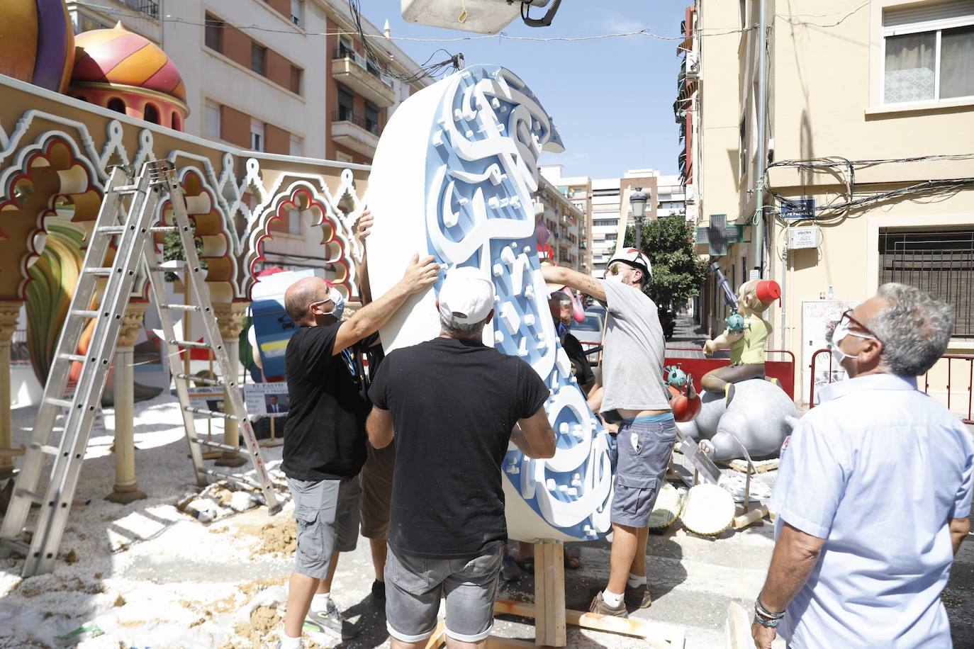 Fotos: Duque de Gaeta retira con grúa la luna tras las quejas de las comunidades musulmanas