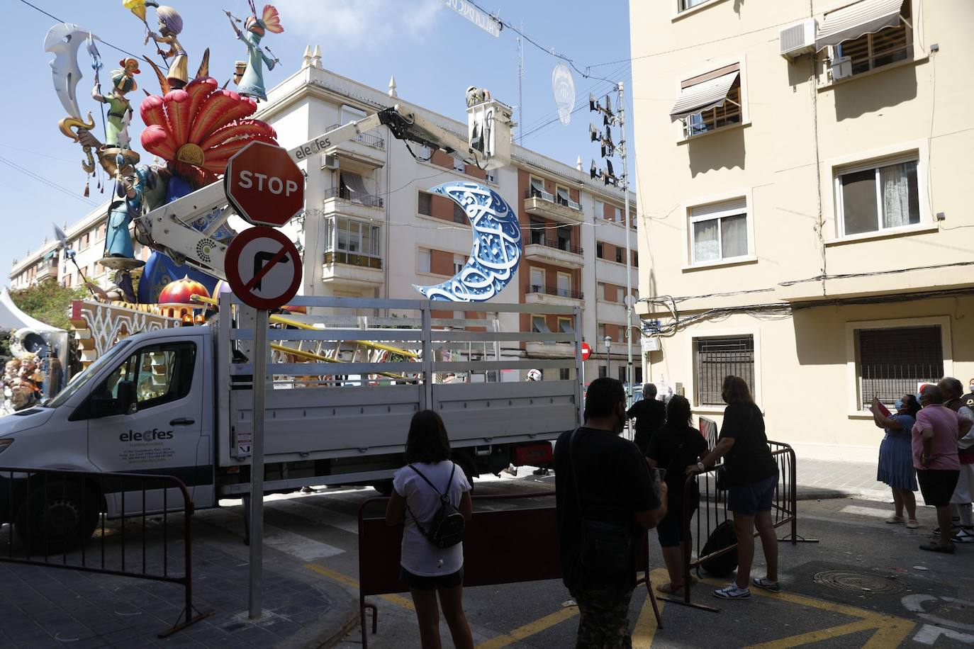 Fotos: Duque de Gaeta retira con grúa la luna tras las quejas de las comunidades musulmanas