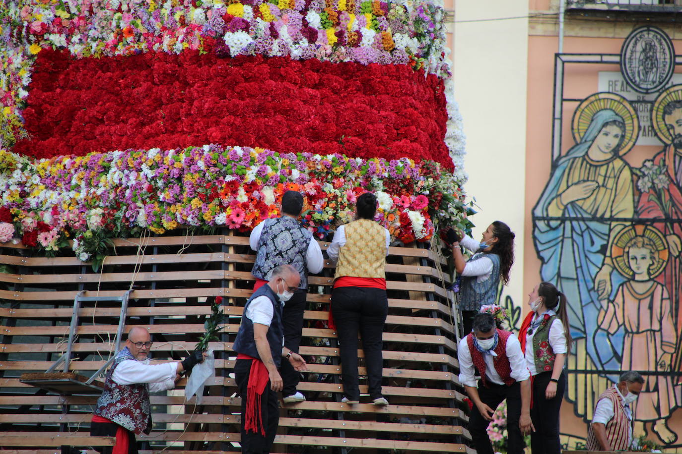 Fotos: Así ha quedado el manto de la Virgen tras la Ofrenda