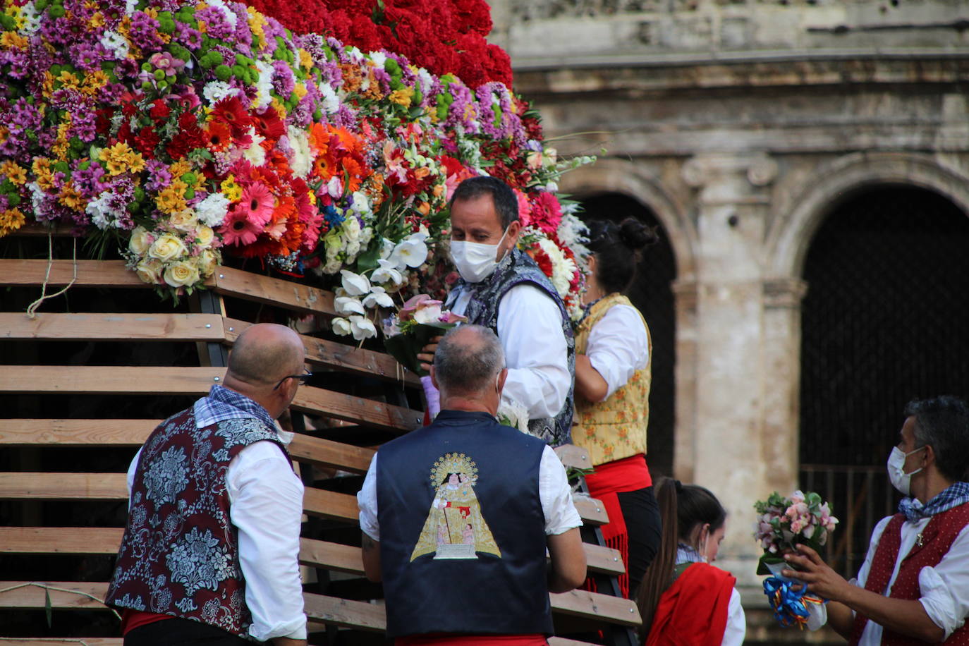 Fotos: Así ha quedado el manto de la Virgen tras la Ofrenda