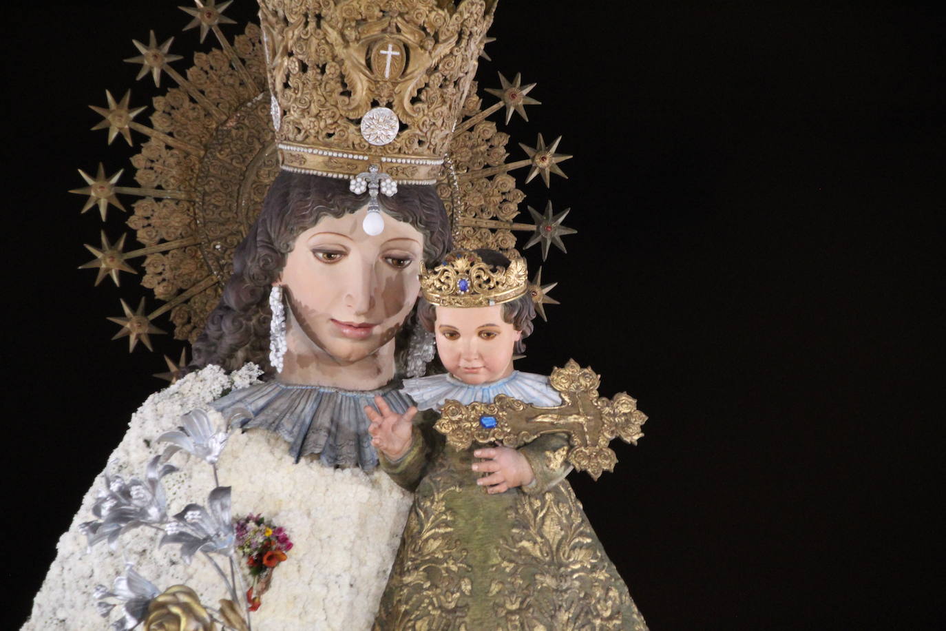 Fotos: Así ha quedado el manto de la Virgen tras la Ofrenda