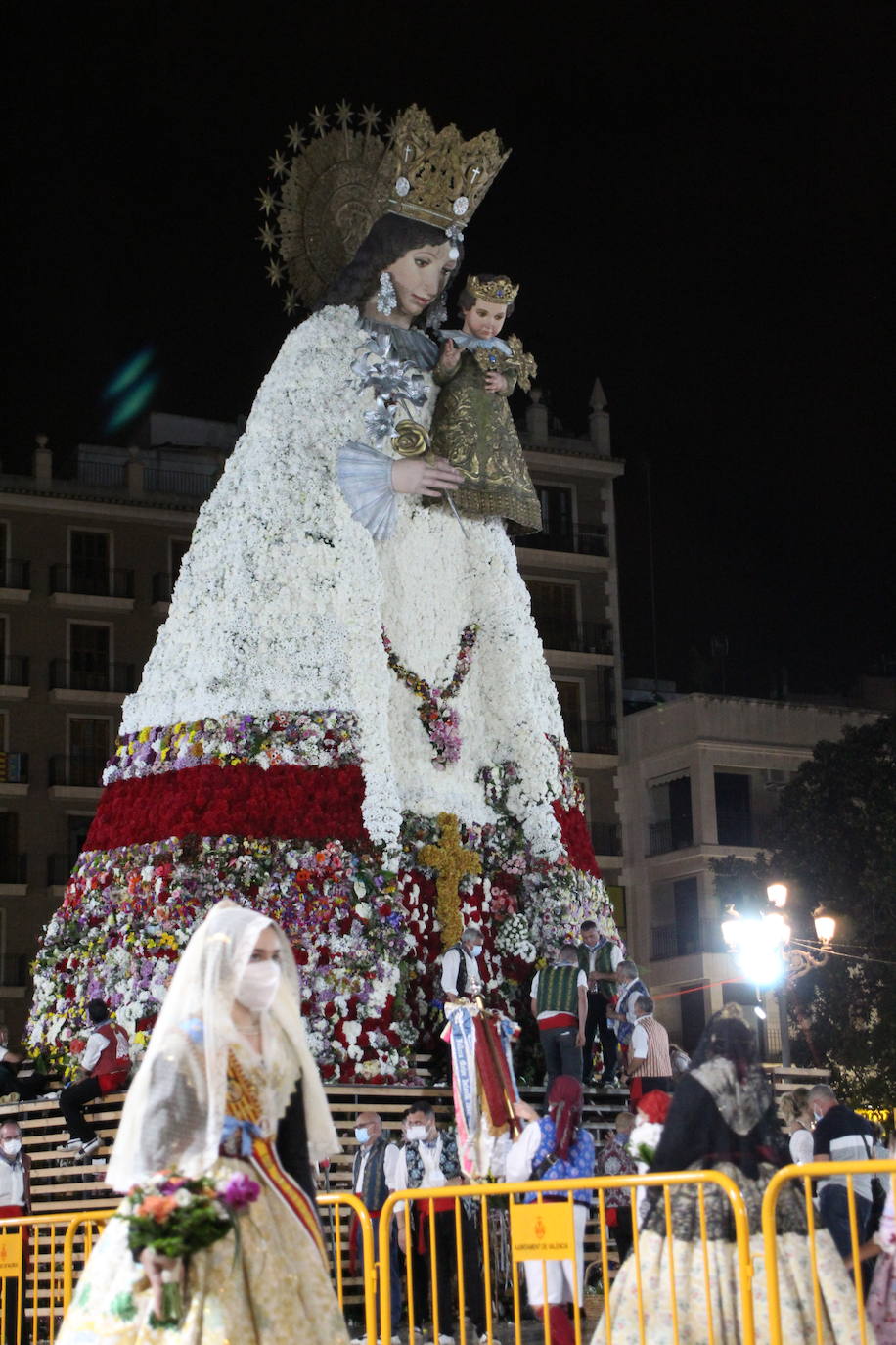 Fotos: Así ha quedado el manto de la Virgen tras la Ofrenda