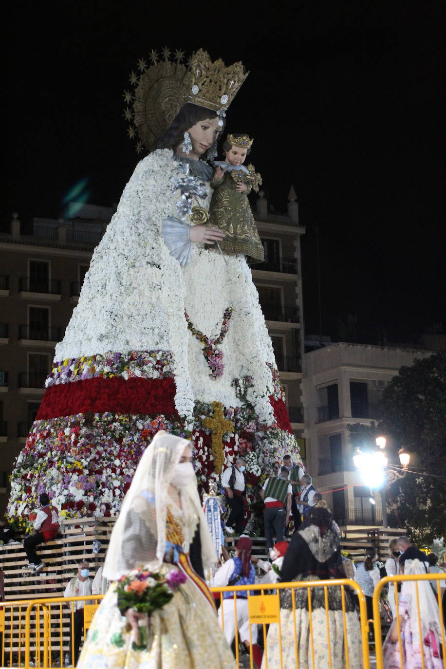 Fotos: Así ha quedado el manto de la Virgen tras la Ofrenda