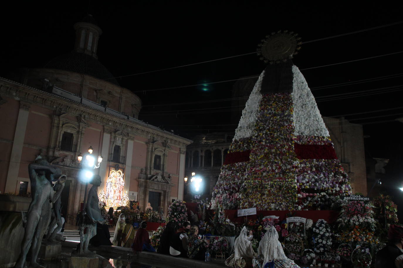 Fotos: Así ha quedado el manto de la Virgen tras la Ofrenda