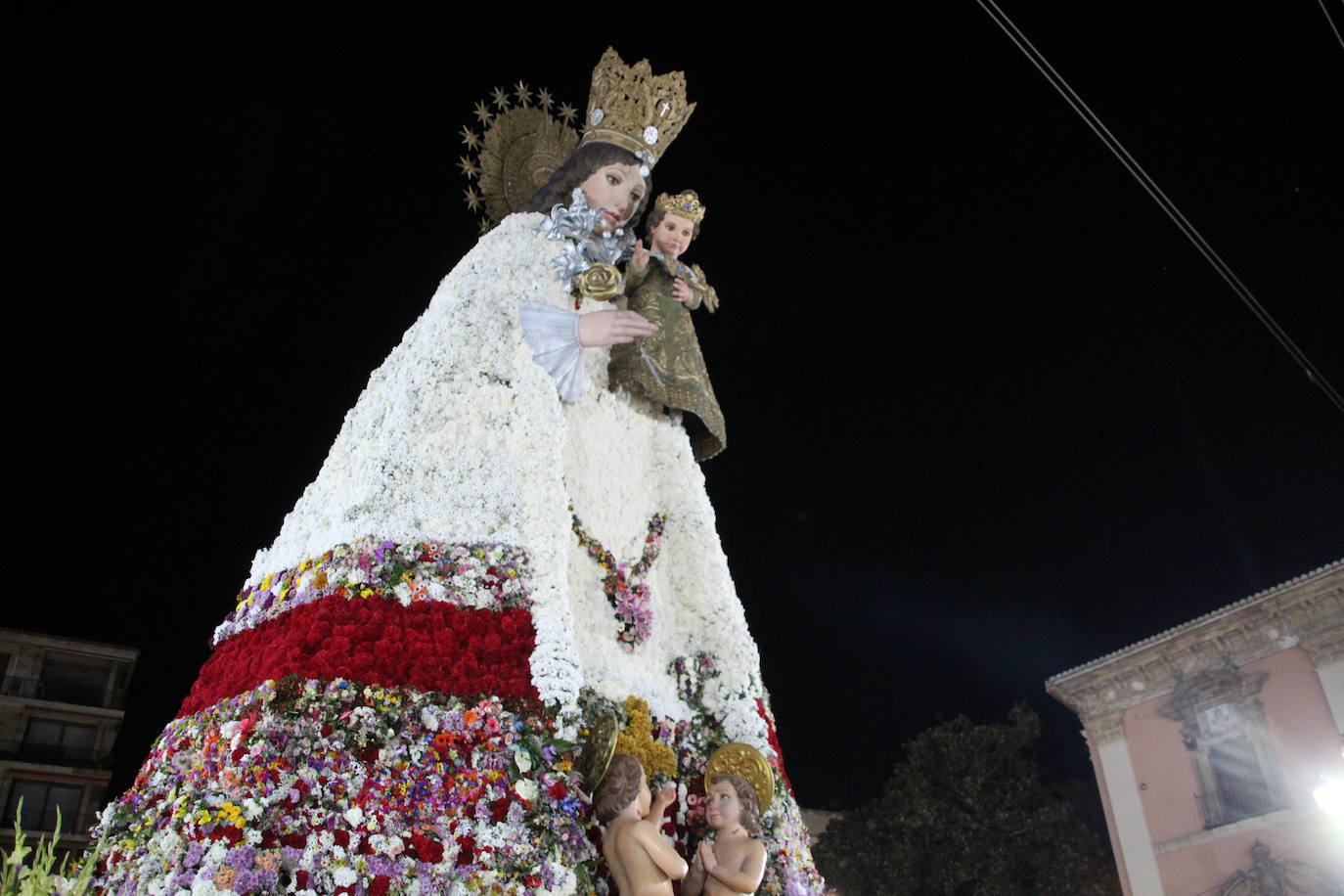 Fotos: Así ha quedado el manto de la Virgen tras la Ofrenda